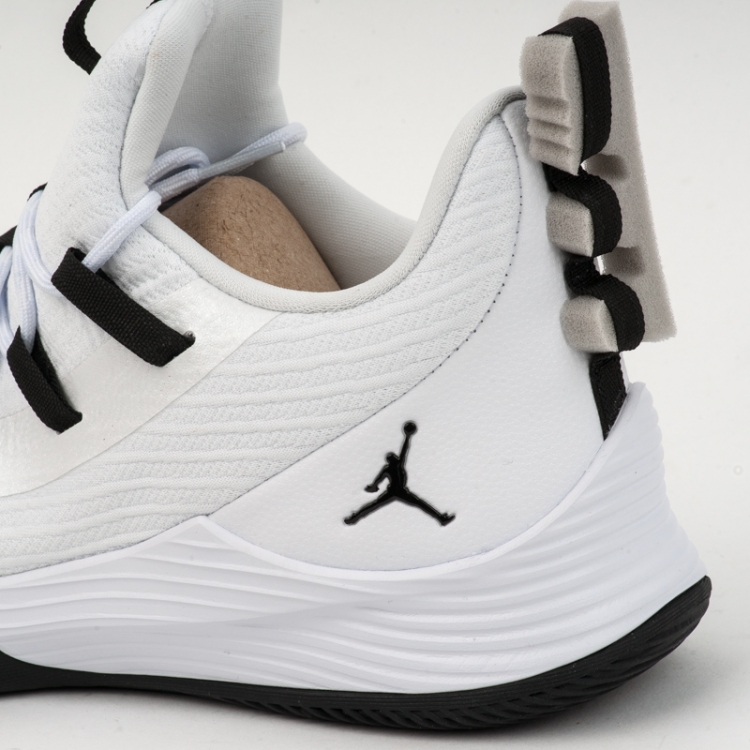 Jordan Ultra Fly 2 Low AH8110 100 white black white