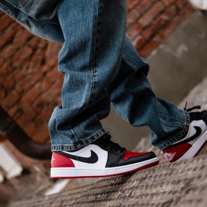 Кроссовки Jordan Air Jordan 1 Low "Bred Toe" 553558-161 (white-black-varsity red)