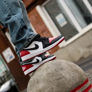 Кроссовки Jordan Air Jordan 1 Low "Bred Toe" 553558-161 (white-black-varsity red)