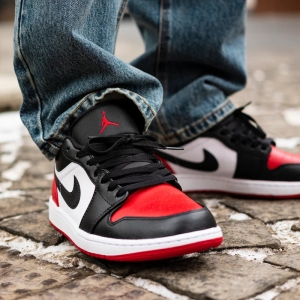 Кроссовки Jordan Air Jordan 1 Low "Bred Toe" 553558-161 (white-black-varsity red)