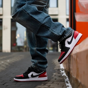 Кроссовки Jordan Air Jordan 1 Low "Bred Toe" 553558-161 (white-black-varsity red)
