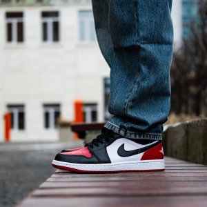 Кроссовки Jordan Air Jordan 1 Low "Bred Toe" 553558-161 (white-black-varsity red)