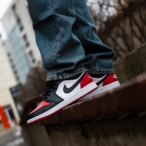 Кроссовки Jordan Air Jordan 1 Low "Bred Toe" 553558-161 (white-black-varsity red)