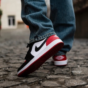 Кроссовки Jordan Air Jordan 1 Low "Bred Toe" 553558-161 (white-black-varsity red)
