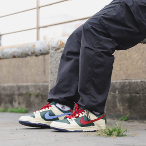 Кроссовки Nike Dunk Low Retro FV8106-361 (fir-team red-coconut milk)