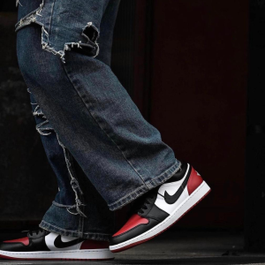 Кроссовки Jordan Air Jordan 1 Low "Bred Toe" 553558-161 (white-black-varsity red)