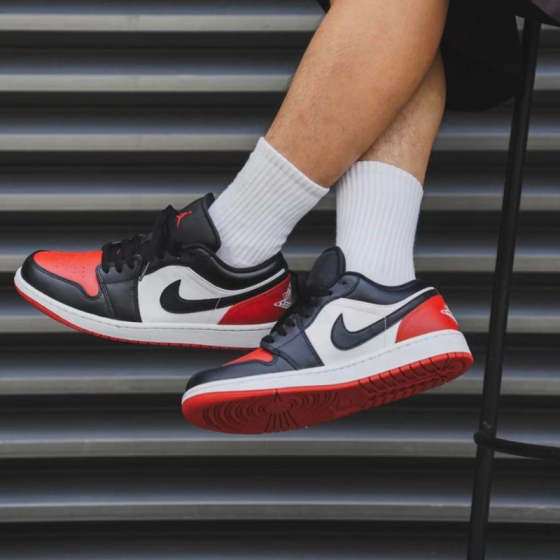 Кроссовки Jordan Air Jordan 1 Low "Bred Toe" 553558-161 (white-black-varsity red) Кроссовки Jordan Air Jordan 1 Low "Bred Toe" 553558-161 (white-black-varsity red)