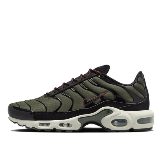 nike air maxes plus